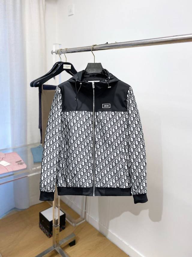 迪奥 官网同款，提前发售！2025秋季新款男士夹克外套，原单三标齐全高端版本！专柜定制记忆面料 透气舒适度高，细节无可挑剔，品牌元素设计理念，体现高品质。手感细