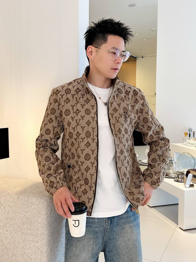 路易威登Lv 官网同款，三标齐全，提前发售 2025Ss秋季新款男士夹克外套，双面穿原单三标齐全高端版本 专柜定制面料 透气舒适度高，细节无可挑剔，品牌元素设计
