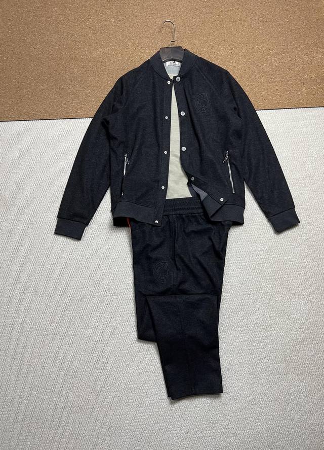 Sg 新品 爱马家 男士时装款棒球领绵羊毛呢夹克外套，贸易公司洋行货，重磅高端臻品，25年A W秋冬新款，高级秀场限定系列，属于明星级的一款产物！！ 整体的设计