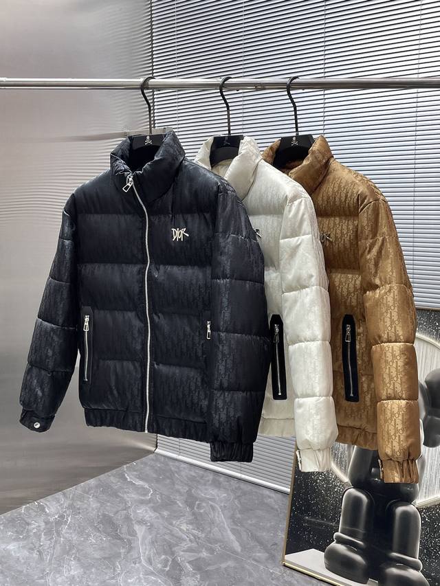 Jl 迪奥 Dior 2025冬季新款 立领 棉服 外套，高端版本！专柜定制面料 透气舒适度高，细节无可挑剔，品牌元素设计理念，体现高品质。手感细腻柔软！呈现休