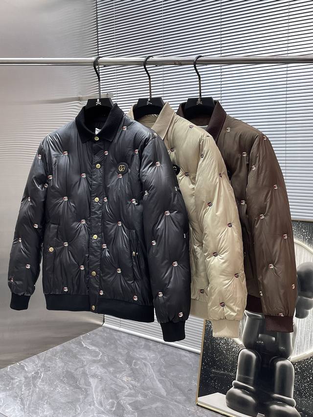 Jl 古奇 Gucci 2025冬季新款 翻领 棉服 外套，高端版本！专柜定制面料 透气舒适度高，细节无可挑剔，品牌元素设计理念，体现高品质。手感细腻柔软！呈现