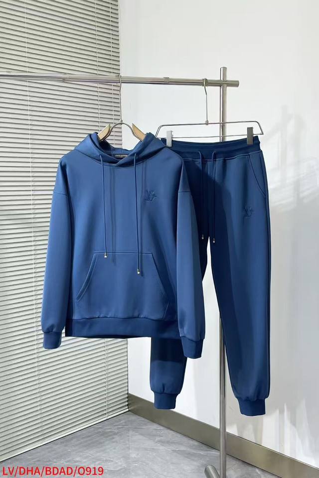 Hang 爆款套装来袭 专注官网原版 2025全新爆款开衫卫衣套装 原单狠货倾注顶级设计师的精心之作 就为一个贴合、完美的上身效果 全天然优质天丝罗马棉100%