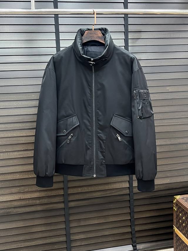 Qian 羽C-60 Prada-普拉达 25秋冬时尚立领夹克羽绒 内冲100G-90白鸭绒，轻薄有型，上身不臃肿，颇具意大利典型风格的时装，贸易公司渠道臻品