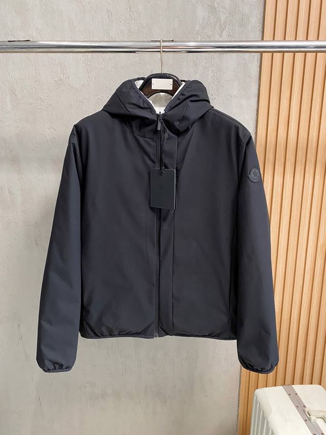 Tu 市场顶级最高版，双面羽绒2色新品 M0Ncler 秋冬新品Jarama男士短款羽绒服夹克克外套 Larama短款羽绒夹克是一款个性单品，专为注重功能性和美