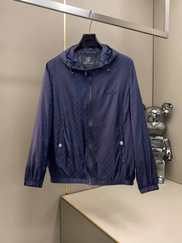 古驰 官网同款，同步发售！2025春秋新款男士夹克外套，原单三标齐全高端版本！带隐藏帽，专柜定制面料 透气舒适度高，细节无可挑剔，品牌元素设计理念，体现高品质。