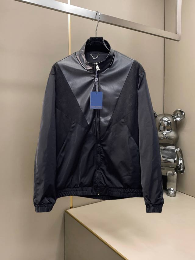 路易威登Lv 官网同款，同步发售！2025春秋新款男士夹克外套，原单三标齐全高端版本！带隐藏帽，专柜定制面料 透气舒适度高，细节无可挑剔，品牌元素设计理念，体现