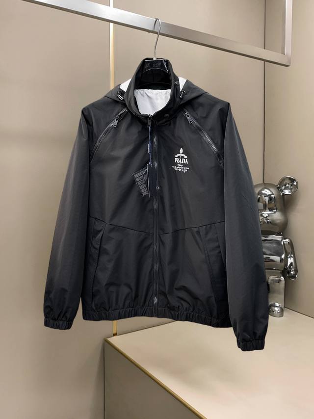 普拉达 官网同款，同步发售！2025春秋新款男士夹克外套，原单三标齐全高端版本！带隐藏帽，专柜定制面料 透气舒适度高，细节无可挑剔，品牌元素设计理念，体现高品质