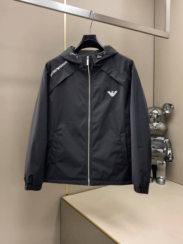 阿玛尼 官网同款，同步发售！2025春秋新款男士夹克外套，原单三标齐全高端版本！带隐藏帽，专柜定制面料 透气舒适度高，细节无可挑剔，品牌元素设计理念，体现高品质