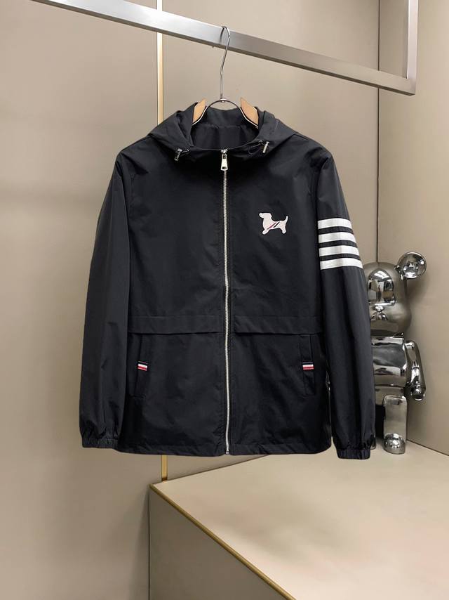 汤姆布朗Tb 官网同款，同步发售！2025春秋新款男士夹克外套，原单三标齐全高端版本！带隐藏帽，专柜定制面料 透气舒适度高，细节无可挑剔，品牌元素设计理念，体现