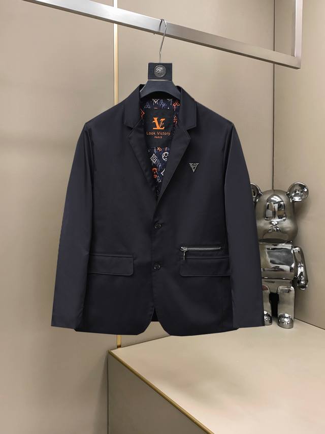 范思哲 官网同款，同步发售！2025春秋新款男士夹克外套，原单三标齐全高端版本！带隐藏帽，专柜定制面料 透气舒适度高，细节无可挑剔，品牌元素设计理念，体现高品质