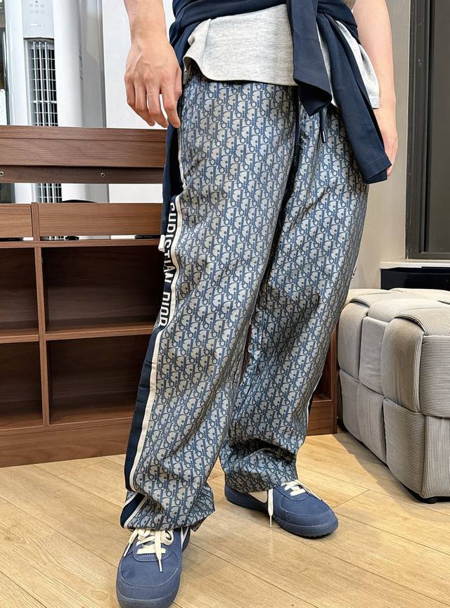 迪奥 秋冬25Ss 新品 休闲裤经典再次出现，原单订制高品质时尚休闲裤。超级百搭款。独家定制面料，挺阔有型，贴身舒适。原版定制专柜最新五金辅料。超靓版型、上身显