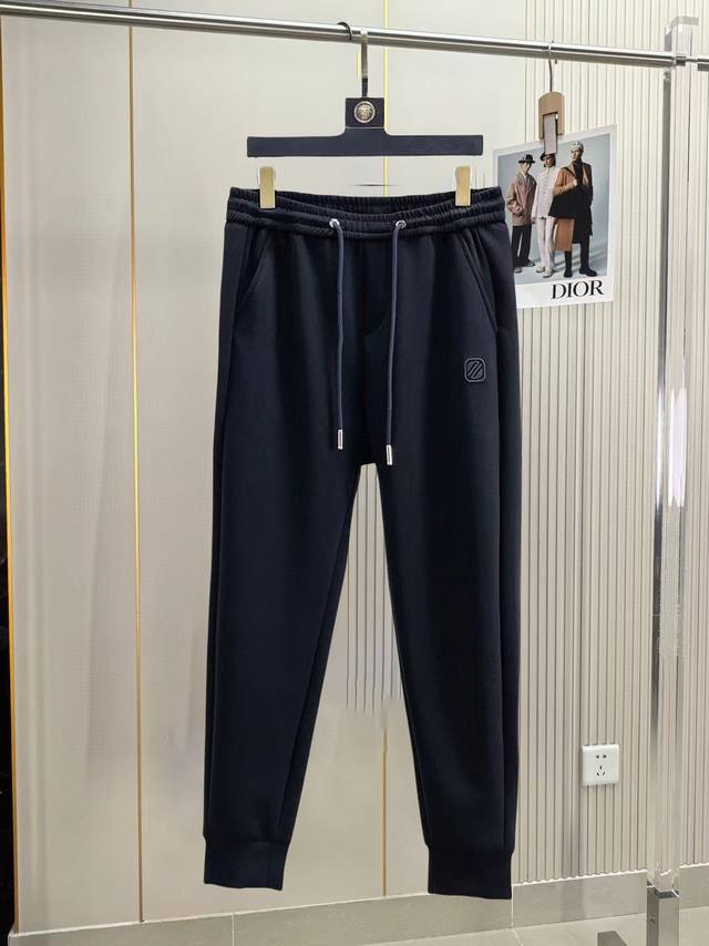 杰尼亚 2025春季新款休闲裤！官网同步发售。品牌经典Logo休闲裤，定制面料，舒适度极好，手触感： 烈。辦识度极高，完美品相工艺。尺码：M-3Xl