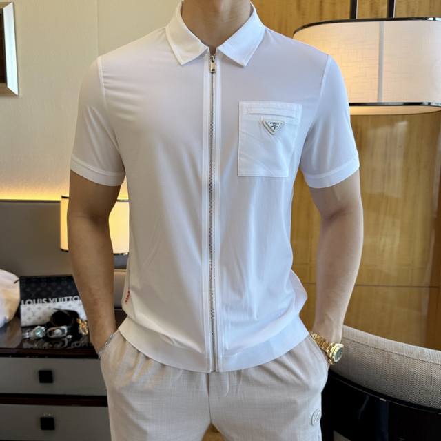 普拉达 2025Ss蛇年春夏最新大爆款开衫短袖T恤，定制进口高级棉面料，时尚大牌元素Logo点缀，会呼吸的面料，质感细腻柔软，贴身冰爽顺滑。吸湿排汗，简约大方又