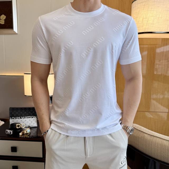 谬谬 2025Ss蛇年贺岁款春夏精品短袖T恤 官网同步 高端品质 定制顶级丝光棉面料，顶级大厂1:1制作，时尚大牌重工艺Logo设计，手感柔软细腻 穿着亲肤舒适