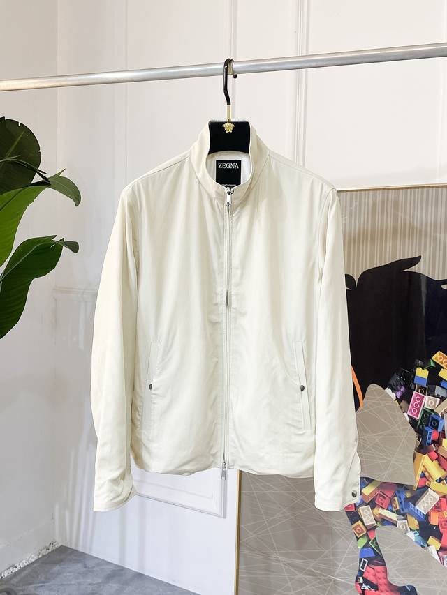 杰尼娅 2025Ss蛇年贺岁款亚麻春装夹克外套，定制高品质聚酯纤维亚麻面料！顶级时尚大牌元素Logo设计，三标齐全！原版五金辅料，线条流畅，工艺精致，上身版型超