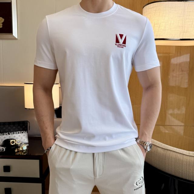 华伦天奴 2025Ss蛇年贺岁款春夏精品短袖T恤 官网同步 高端品质 定制顶级丝光棉面料，顶级大厂1:1制作，时尚大牌重工艺Logo设计，手感柔软细腻 穿着亲肤