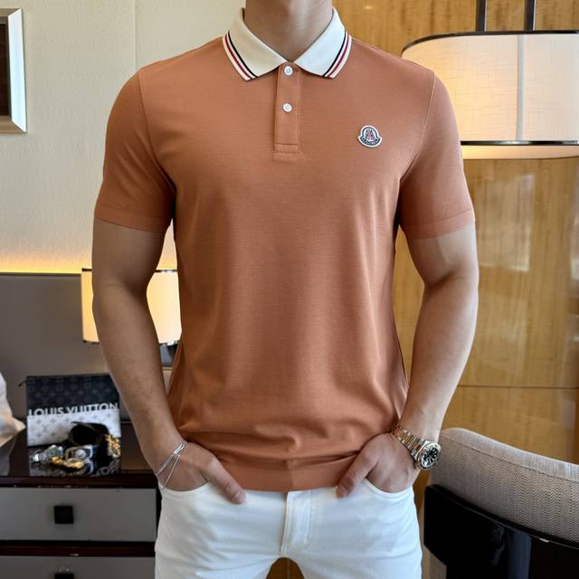 蒙口 2025Ss蛇年春夏新款Polo领短袖系列。精选优质珠地棉面料，时尚大牌元素Logo设计，上身版型超赞，面料细腻舒适透气，随意搭配都超级好看时尚型男必备款