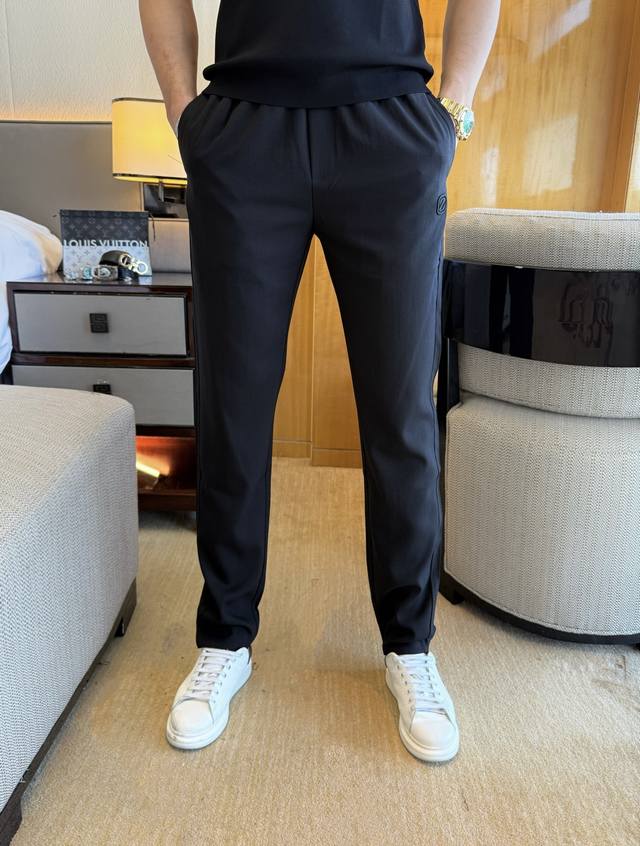 杰尼娅 2025Ss蛇年春夏专柜同步爆款休闲裤，本季必入百搭款式，上身极为出挑，超级百搭款 ，原版1:1复刻，三标齐全！专柜最新时尚元素设计，进口定织高品质欧棉