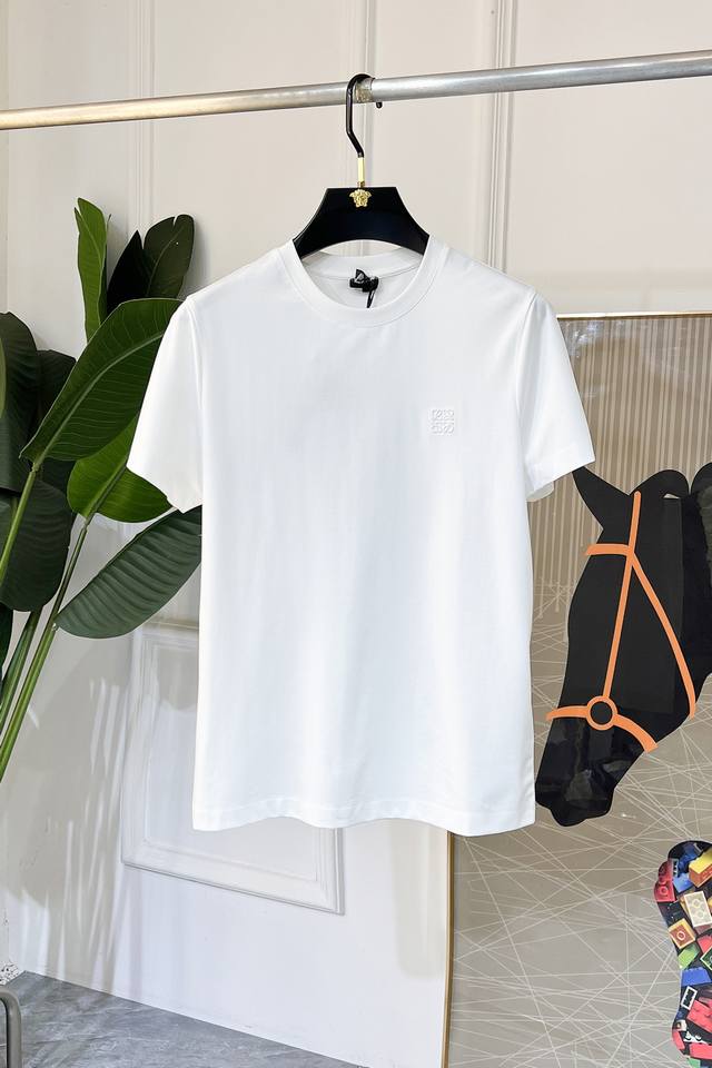 罗薏葳 2025Ss蛇年贺岁款春夏精品短袖T恤 官网同步 高端品质 定制顶级丝光棉面料，顶级大厂1:1制作，时尚大牌重工艺Logo设计，手感柔软细腻 穿着亲肤舒