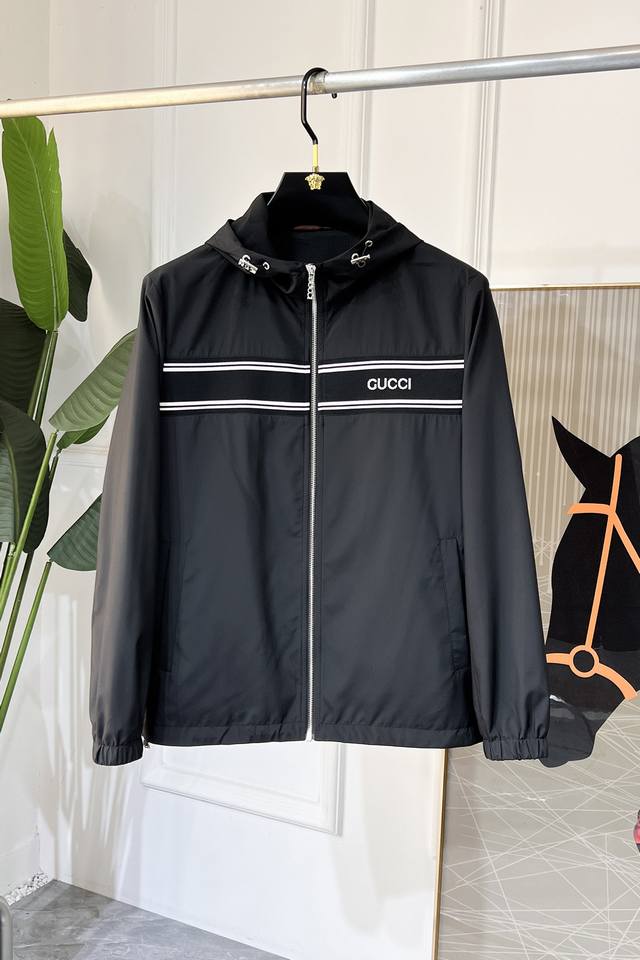 古奇 2025Ss蛇年贺岁款春装夹克外套，定制高品质聚酯纤维面料！顶级时尚大牌元素Logo设计，三标齐全！原版五金辅料，线条流畅，工艺精致，上身版型超赞，面料舒