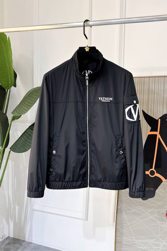 华伦天奴 2025Ss蛇年贺岁款春装夹克外套，定制高品质聚酯纤维面料！顶级时尚大牌元素Logo设计，三标齐全！原版五金辅料，线条流畅，工艺精致，上身版型超赞，面