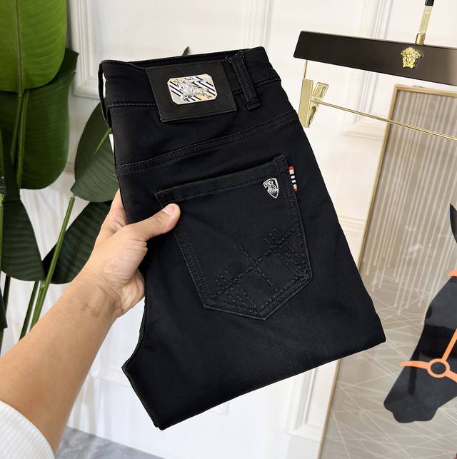 巴宝莉 2025Ss蛇年春夏贺岁款牛仔裤。原单1:1制作，日常必备的完美之选，简单大气亦时尚有型，定制进口丹宁面料 ，重工洗水工艺，做工复杂工艺精湛。轻松迎合四