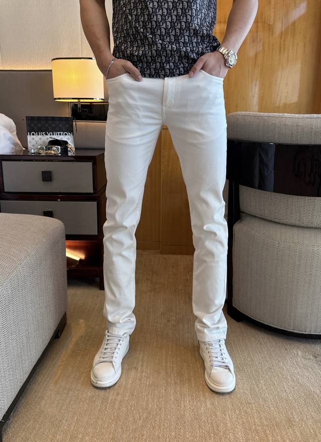 石头岛 2025Ss蛇年春夏贺岁款牛仔裤。原单1:1制作，日常必备的完美之选，简单大气亦时尚有型，定制进口丹宁面料 ，重工洗水工艺，做工复杂工艺精湛。轻松迎合四