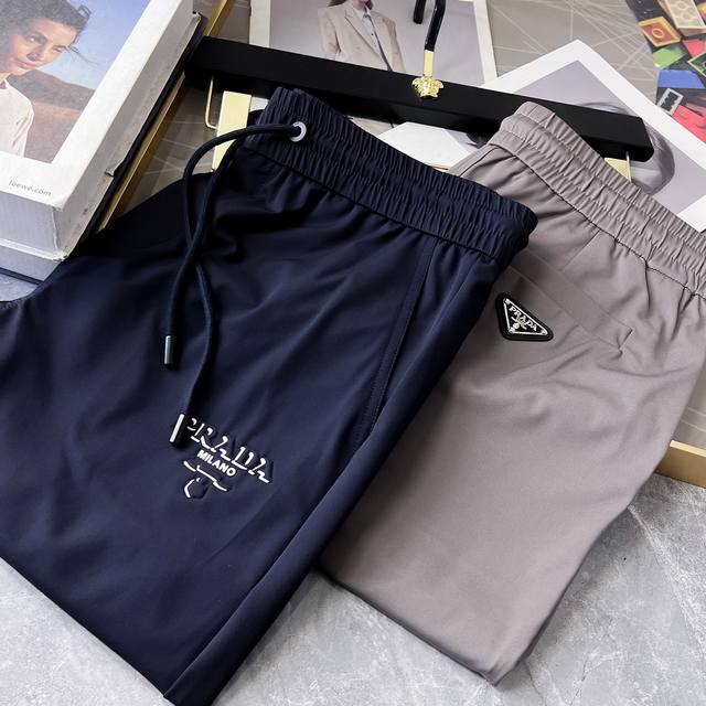 普拉达 2025Ss蛇年春夏专柜同步爆款休闲裤，本季必入百搭款式，上身极为出挑，超级百搭款 ，原版1:1复刻，三标齐全！专柜最新时尚元素设计，进口定织高品质欧棉