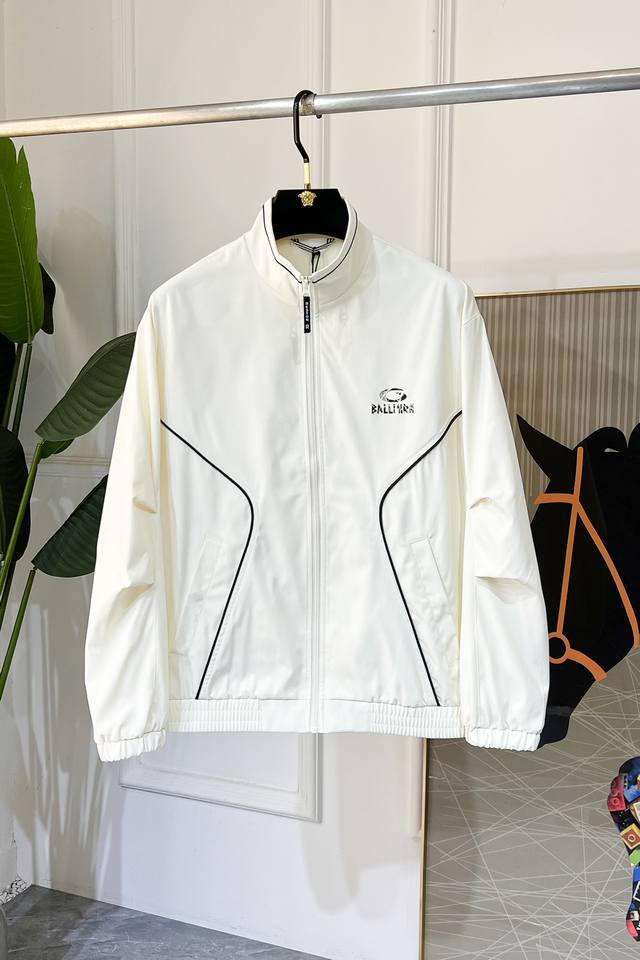 巴黎世家 2025Ss蛇年贺岁款春装夹克外套，定制高品质聚酯纤维面料！顶级时尚大牌元素Logo设计，三标齐全！原版五金辅料，线条流畅，工艺精致，上身版型超赞，面