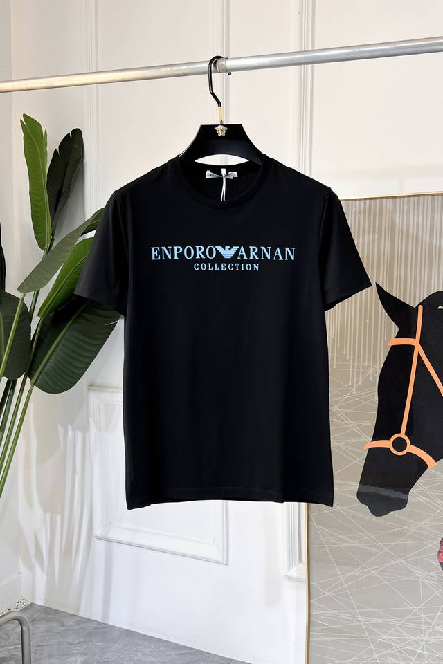 阿玛尼- 2025Ss蛇年贺岁款春夏精品短袖T恤 官网同步 高端品质 定制顶级丝光棉面料，顶级大厂1:1制作，时尚大牌重工艺Logo设计，手感柔软细腻 穿着亲肤