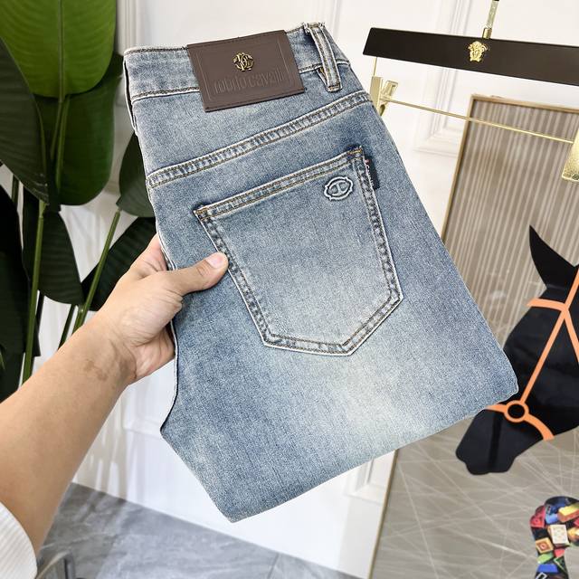卡瓦利 2025Ss蛇年春夏贺岁款牛仔裤。原单1:1制作，日常必备的完美之选，简单大气亦时尚有型，定制进口丹宁面料 ，重工洗水工艺，做工复杂工艺精湛。轻松迎合四