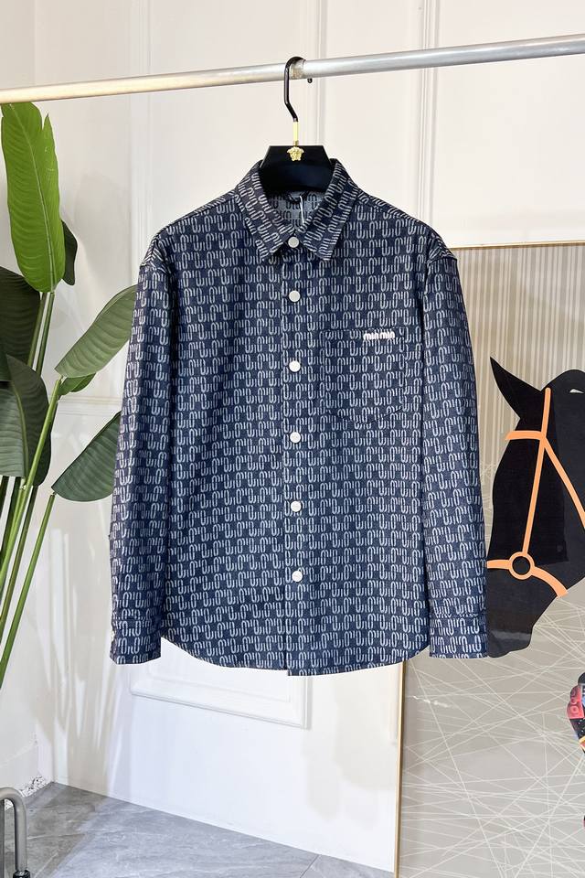 谬谬 2025Ss蛇年贺岁款春装夹克外套，定制高品质聚酯纤维面料！顶级时尚大牌元素Logo设计，三标齐全！原版五金辅料，线条流畅，工艺精致，上身版型超赞，面料舒