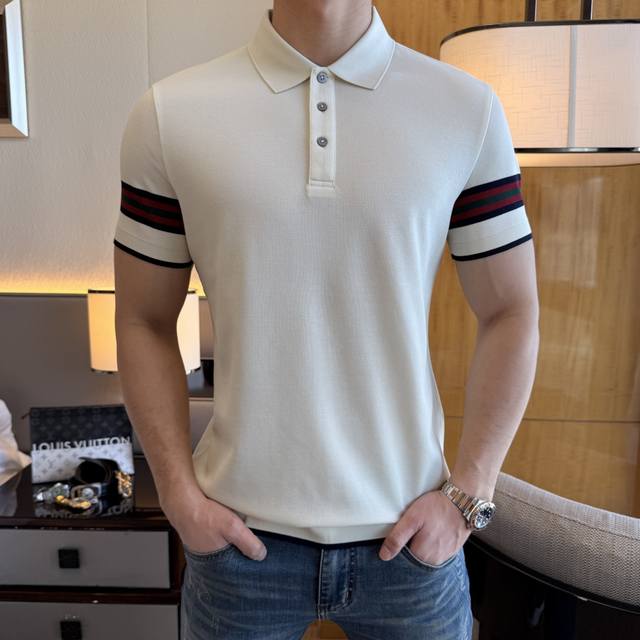 古奇 2025Ss蛇年春夏新款Polo领短袖系列。精选优质珠地棉面料，时尚大牌元素Logo设计，上身版型超赞，面料细腻舒适透气，随意搭配都超级好看时尚型男必备款