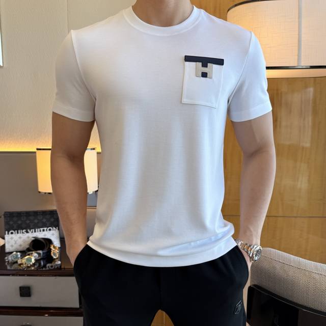 爱玛仕 2025Ss蛇年贺岁款春夏精品短袖T恤 官网同步 高端品质 定制顶级丝光棉面料，顶级大厂1:1制作，时尚大牌重工艺Logo设计，手感柔软细腻 穿着亲肤舒