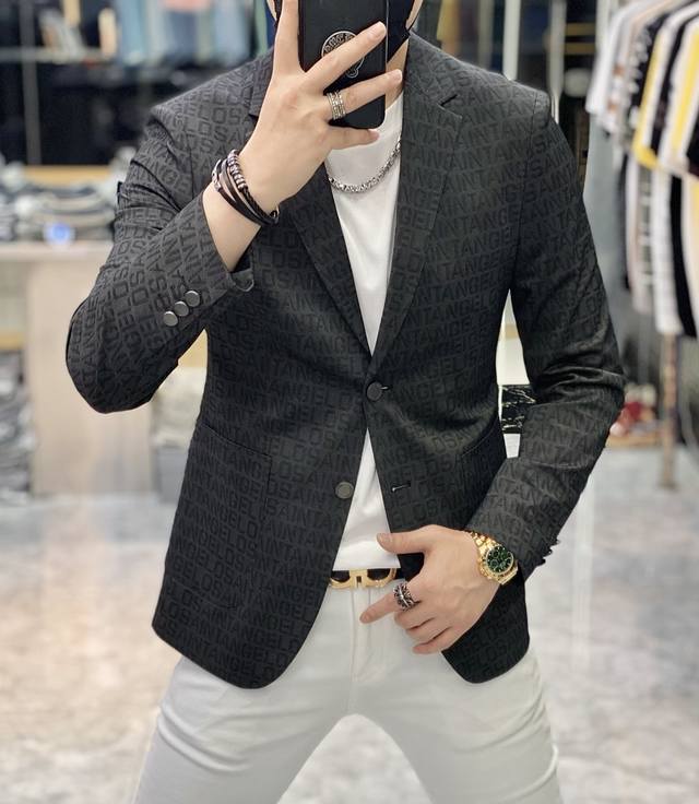 华伦天奴 2025Ss贺岁款春装大爆款休闲西装外套 最为时尚简约设计，大气得体，随意中凸显精致。面料 此款科技定制聚酯纤维面料， 不是传统的设计 更加显得年轻时