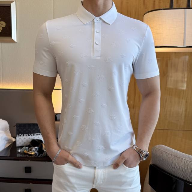 迪奥 2025Ss蛇年春夏新款Polo领短袖系列。精选优质丝光棉面料，时尚大牌元素Logo设计，上身版型超赞，面料细腻舒适透气，随意搭配都超级好看时尚型男必备款