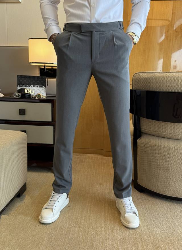 杰尼娅 2025Ss蛇年春夏贺岁款松紧扣调节休闲裤。原单1:1制作，日常必备的完美之选，简单大气亦时尚有型，定制进口欧棉面料 ，重工洗水工艺，做工复杂工艺精湛。