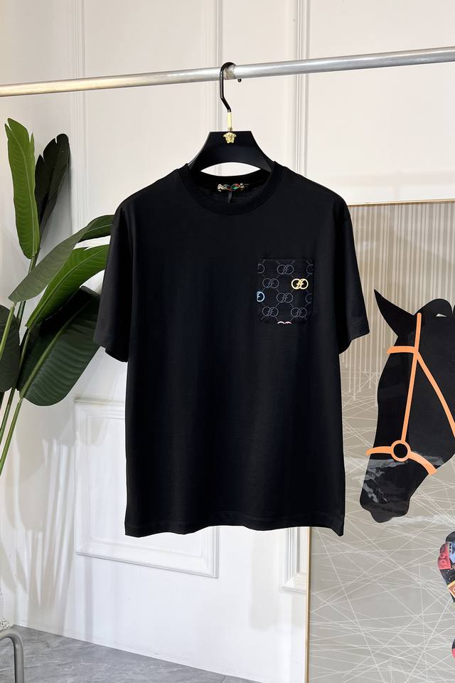 古奇 2025Ss蛇年贺岁款春夏精品小微阔短袖T恤 官网同步 高端品质 定制顶级丝光棉面料，顶级大厂1:1制作，时尚大牌重工艺Logo设计，手感柔软细腻 穿着亲