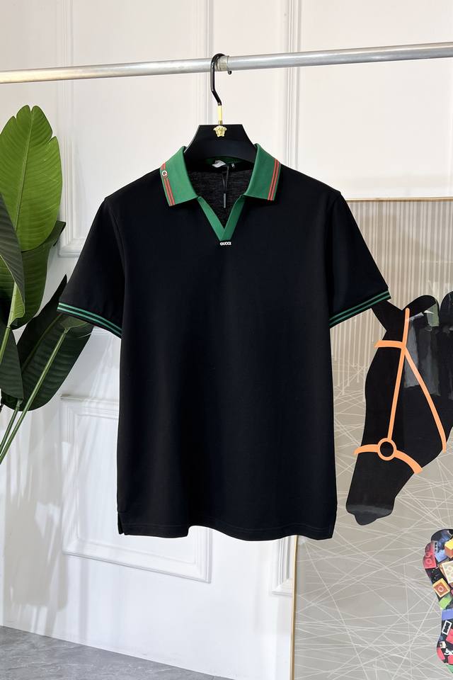 古奇- 2025Ss蛇年春夏新款Polo领短袖系列。精选优质双丝光珠地棉面料，时尚大牌元素Logo设计，上身版型超赞，面料细腻舒适透气，随意搭配都超级好看时尚型