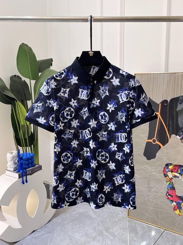 Dg 2025Ss春夏新款Polo领短袖系列。精选优质双丝光珠地棉面料，时尚大牌5D数码印花Logo设计，上身版型超赞，面料细腻舒适透气，随意搭配都超级好看时尚