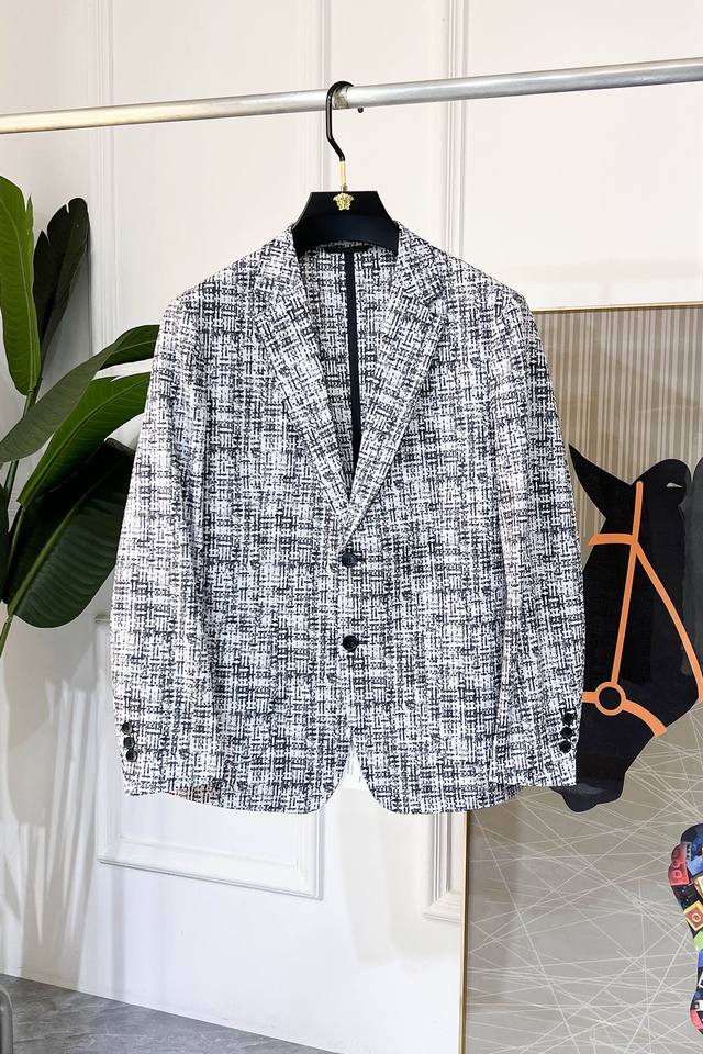 杰尼娅 2025Ss贺岁款春装大爆款休闲西装外套 最为时尚简约设计，大气得体，随意中凸显精致。面料 此款科技定制聚酯纤维面料， 不是传统的设计 更加显得年轻时尚