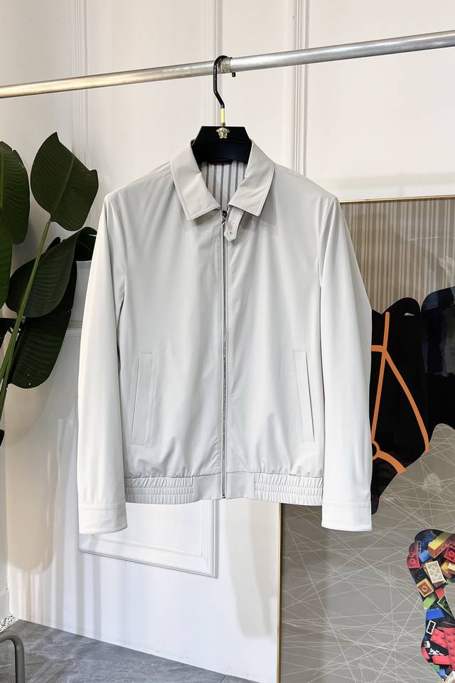 Bc 2025Ss蛇年贺岁款春装夹克外套，定制高品质聚酯纤维面料！顶级时尚大牌元素Logo设计，三标齐全！原版五金辅料，线条流畅，工艺精致，上身版型超赞，面料舒