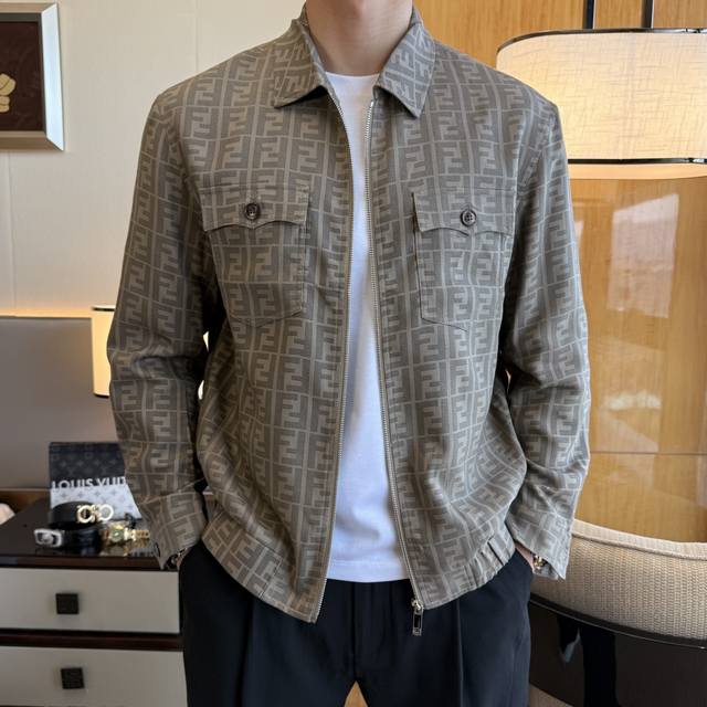 芬迪 2025Ss蛇年贺岁款春装夹克外套，定制高品质聚酯纤维面料！顶级时尚大牌元素Logo设计，三标齐全！原版五金辅料，线条流畅，工艺精致，上身版型超赞，面料舒