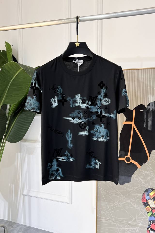 Lv 2025Ss蛇年贺岁款春夏精品短袖T恤 官网同步 高端品质 定制顶级丝光棉面料，顶级大厂1:1制作，时尚大牌重工艺Logo设计，手感柔软细腻 穿着亲肤舒适