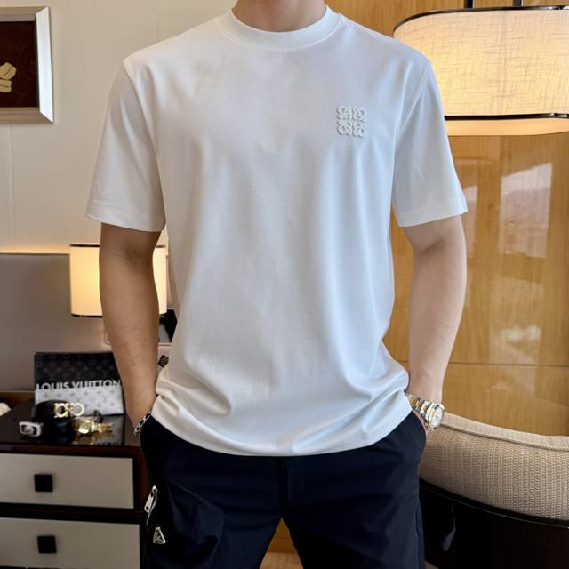 罗薏葳 2025Ss蛇年贺岁款春夏精品宽松版短袖T恤 官网同步 高端品质 定制顶级丝光棉面料，顶级大厂1:1制作，时尚大牌重工艺Logo设计，手感柔软细腻 穿着