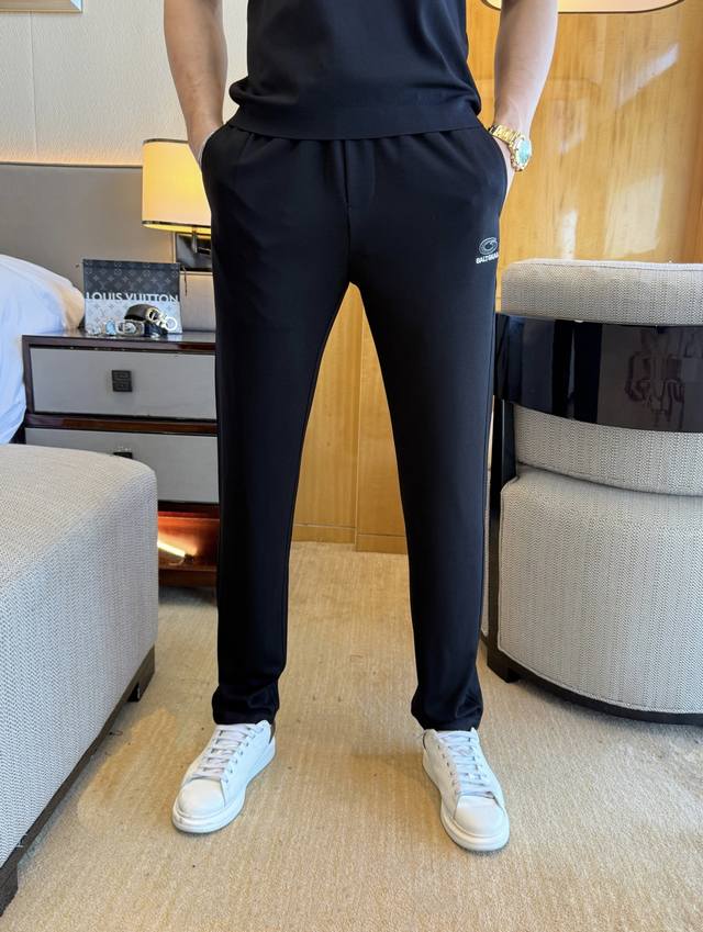 巴黎世家 2025Ss蛇年春夏专柜同步爆款休闲裤，本季必入百搭款式，上身极为出挑，超级百搭款 ，原版1:1复刻，三标齐全！专柜最新时尚元素设计，进口定织高品质欧