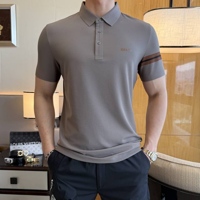 杰尼娅- 2025Ss蛇年春夏新款Polo领短袖系列。精选优质长绒棉面料，时尚大牌元素Logo设计，上身版型超赞，面料细腻舒适透气，随意搭配都超级好看时尚型男必