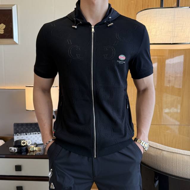 古奇 2025Ss蛇年春夏最新大爆款开衫短袖T恤，定制进口高级棉面料，时尚大牌元素Logo点缀，会呼吸的面料，质感细腻柔软，贴身冰爽顺滑。吸湿排汗，简约大方又不