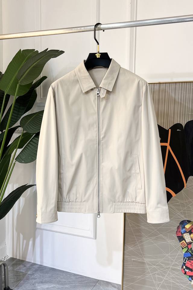 Lp诺悠 2025Ss蛇年贺岁款春装夹克外套，定制高品质聚酯纤维面料！顶级时尚大牌元素Logo设计，三标齐全！原版五金辅料，线条流畅，工艺精致，上身版型超赞，面