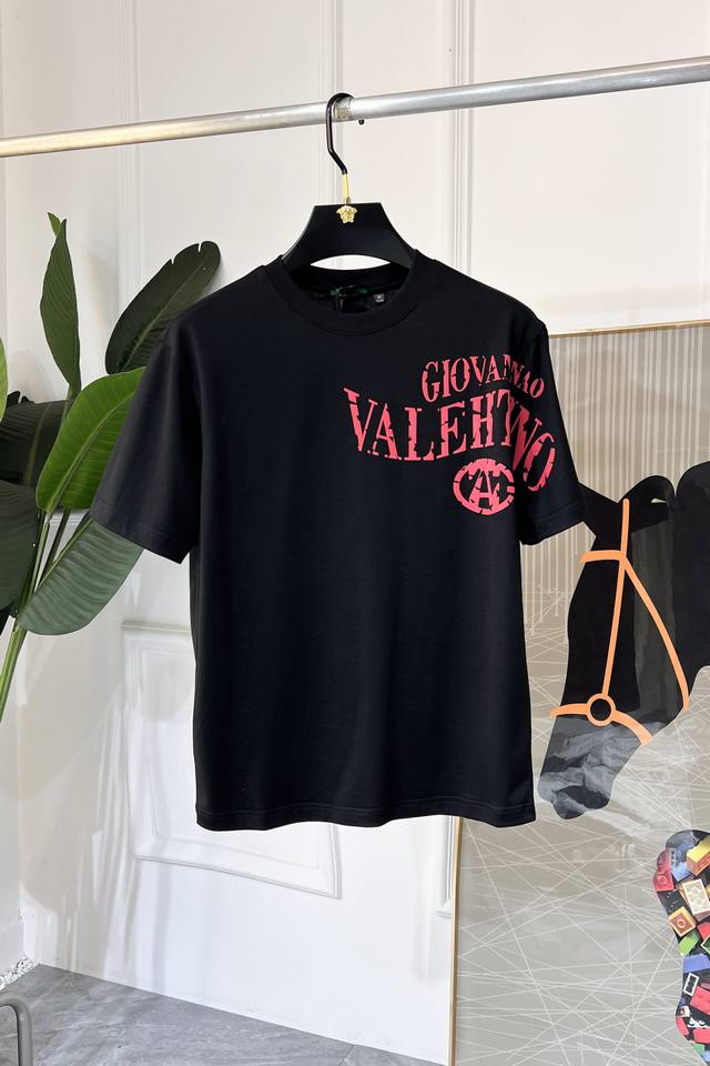 华伦天奴- 2025Ss蛇年贺岁款春夏精品短袖T恤 官网同步 高端品质 定制顶级丝光棉面料，顶级大厂1:1制作，时尚大牌重工艺Logo设计，手感柔软细腻 穿着亲